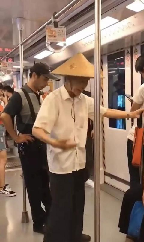 老人|九旬老人被让座，直接拒绝我是主人你是客，网友让多少人脸红