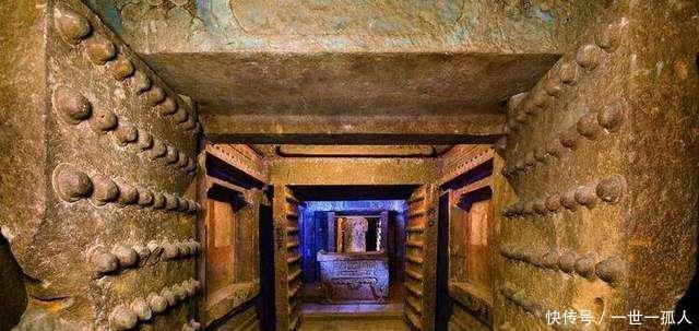 专家|一座普通化粪池下,考古专家发现下面埋着开国皇帝,挖出许多珍宝!