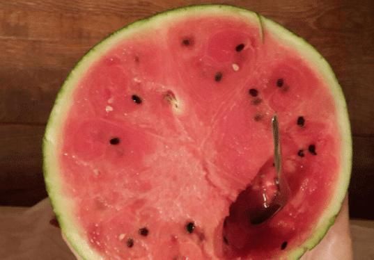 世界|世界各国吃西瓜的方式相差真大,韩国精致,迪拜人的吃法“绝了”