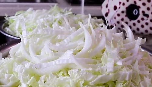 腌制|奶奶用40多年的土方法腌酸菜,又酸又脆,不烂不坏,做法超简单