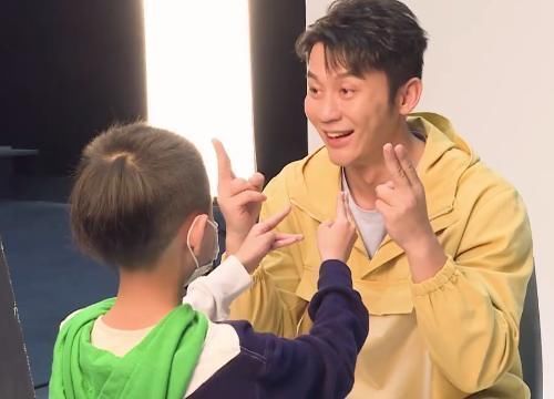 特别|跑男家族被小女孩捏脸,郑恺一脸嫌弃,蔡徐坤的反应却尽显宠溺