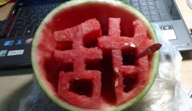 把西瓜|四位阿姨来应聘,一人切一种西瓜,儿子直接选最后一位!