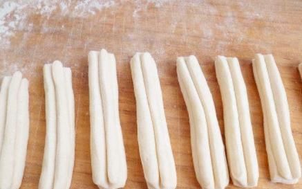  用筷子|老妈教我炸油条，不用泡打粉不用小苏打，蓬松酥脆，出锅吃好几根