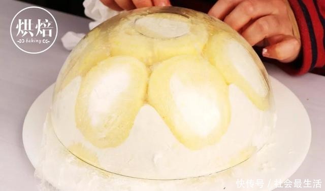 蛋糕|随便个盆就能做 用蛋糕卷拼的半球型奶油生日蛋糕 有创意