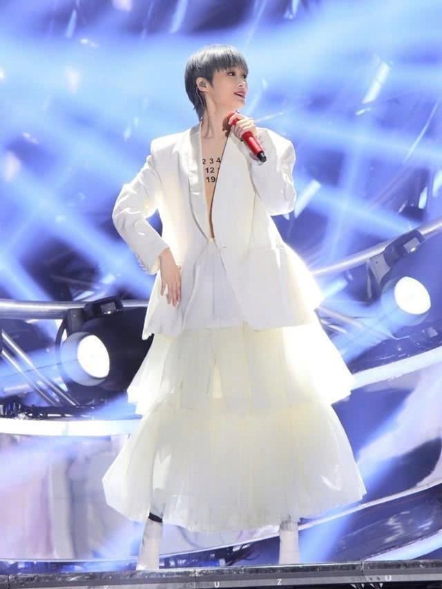 总决赛|李宇春出席青你2总决赛亲身演绎百变舞台,暖心助力成团夜