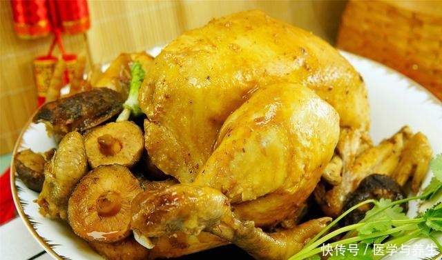 滴水|把整只鸡扔进电饭煲,不放1滴水和油,出锅香过吃烤鸡,太解馋了