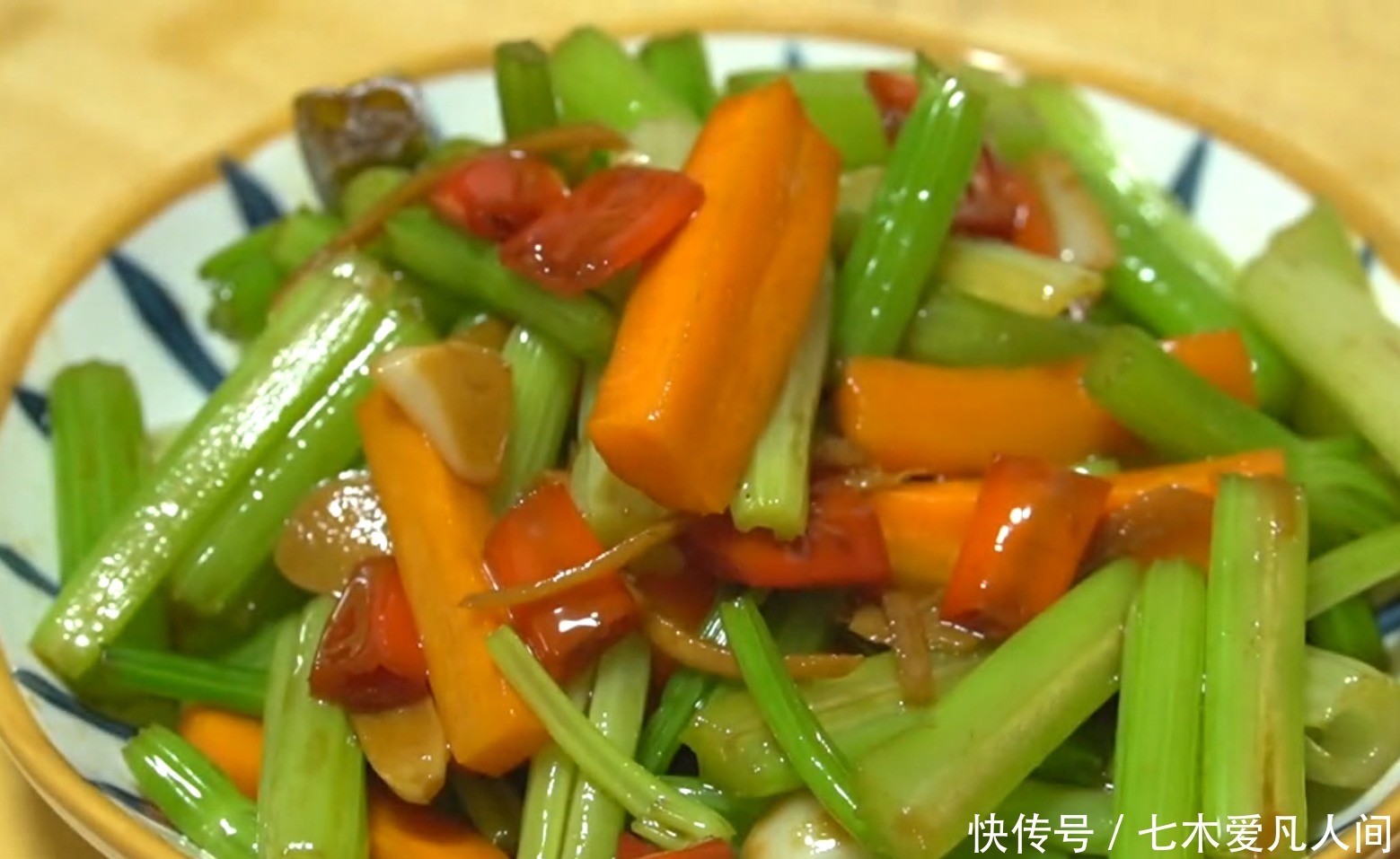  天天|夏天家人最爱这盘芹菜，天天吃也不腻，酸脆开胃，一次至少做5斤