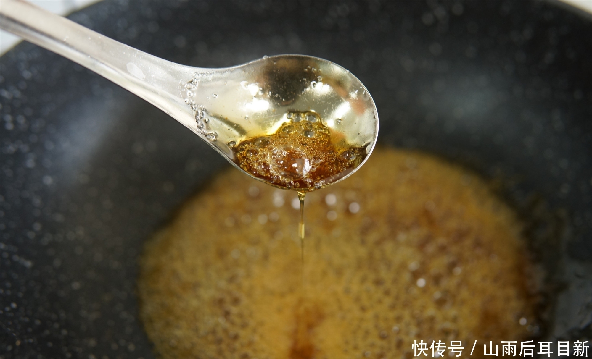 黑芝麻|1碗黑芝麻,3勺蜂蜜,搓一搓做“黑芝麻丸”,1元1颗,头发黑又亮