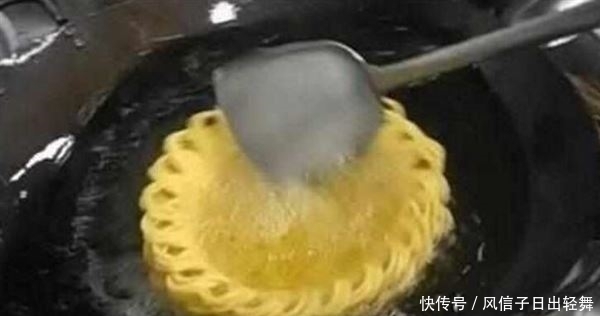 老板|太有才了!面条卖不掉,老板想了一个办法,结果排起长队了