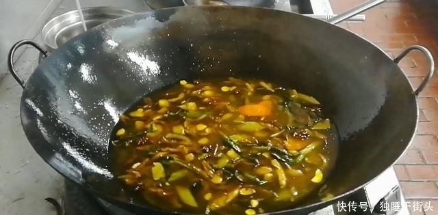 烧鸡|淮扬菜大厨改良员工餐将香菇烧鸡这么做,鲜香微辣,开胃下饭