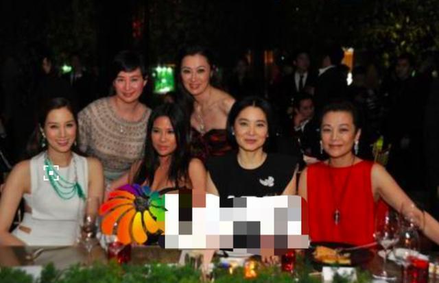 李泽楷|梁洛施帮朋友带娃满心欢喜,李泽楷前任为孩子吃饭,耐心又温柔