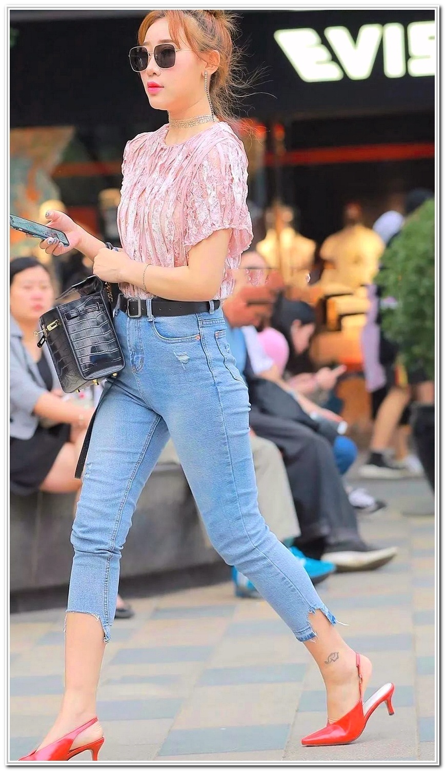 往前走|小姐姐穿牛仔裤搭配墨镜,一直往前走,给人眼前一亮!