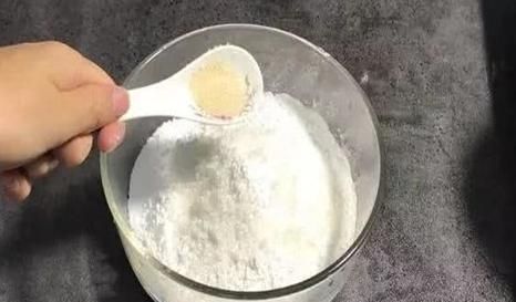 好吃|北方人最爱的糕点,搅一搅蒸一蒸,撒上葡萄干,比发糕好吃10倍