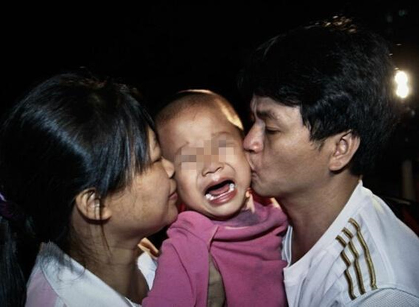  人贩子|人贩子当众抱娃，一口反咬孩子妈是“贼”，妈妈急中生智扭转局面