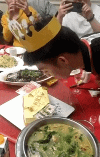 狗熊|搞笑GIF：打赢了是英雄，打败了是狗熊！