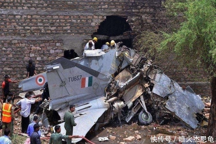 坠毁|凌晨！巴铁上空传来一声巨响，军机当场坠毁造成30多人伤亡