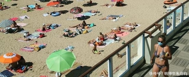 命令|法国女子裸晒日光浴被警方命令穿衣,内政部长力挺:自由很珍贵