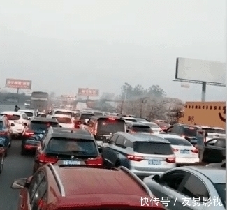  堵车|实拍曝光：高速堵车又随地处大小便，垃圾也随地扔！