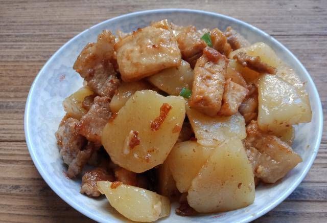 土豆焖肉片|这道菜软糯脆,营养丰富,味道鲜美,大人小孩都喜欢