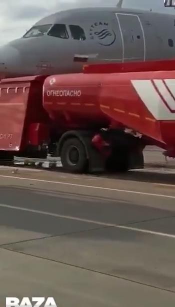  加油车|机场加油车闯下大祸，高速撞向俄航客机，受损画面惨不忍睹