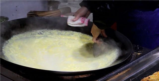 哄抢|小伙街头卖“手艺”早餐,8元一份遭哄抢,食客买到就是赚到