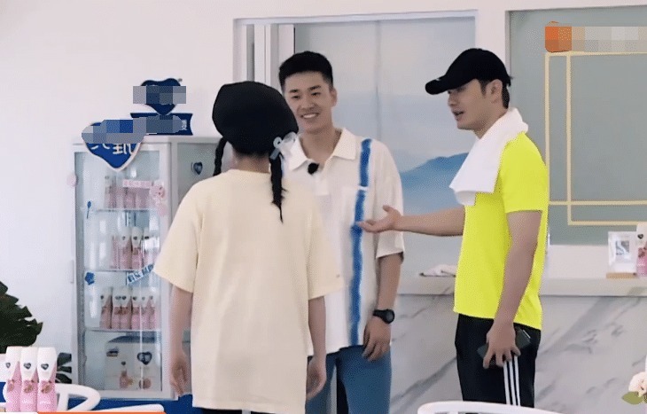  节目|《中餐厅》来了两位新嘉宾，我唯独关注赵丽颖反应，开心藏不住了