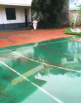 难道|搞笑GIF:这难道就是传说的轻功水上漂吗,这场地也太滑了吧: