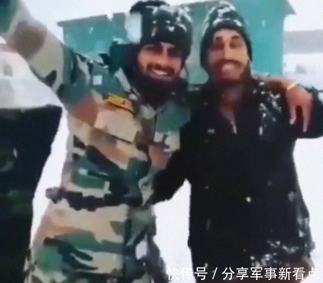 印度|印度边境山区连日降温降雪,军人苦中作乐,抱着一只黑狗又唱又跳