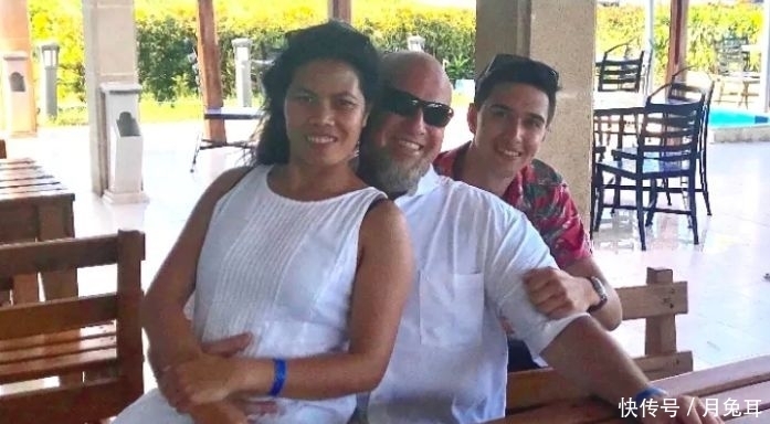  空姐|72岁老太向空姐要呕吐袋，结果被赶下飞机，见到儿子后号啕大哭…