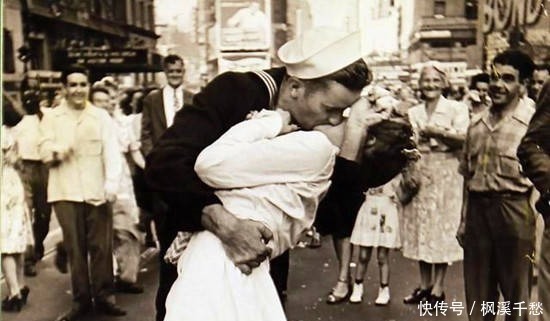 美军|二战著名摆拍照片,图1鬼子吓到了小女孩,图5是最浪漫的一瞬间