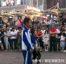 妹子|妹子,出门的时候也注意一下衣服,自己不检查旁边的大爷帮你检查