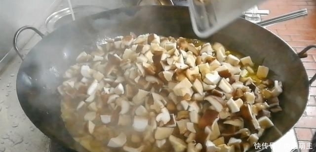  烧鸡|淮扬菜大厨改良员工餐将香菇烧鸡这么做，鲜香微辣，开胃下饭