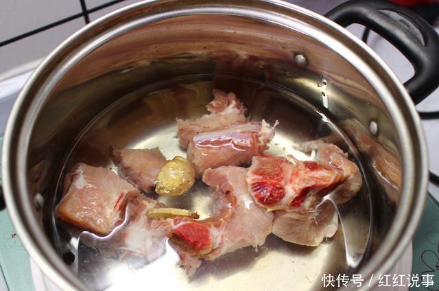 天气|天气转凉,夫妻俩这样吃晚餐,自制火锅汤底,鲜美低脂又饱腹