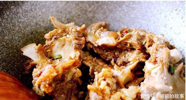 羊蝎子|秋天进补吃猪肉牛肉都不如吃它,麻辣鲜香,多添一碗饭