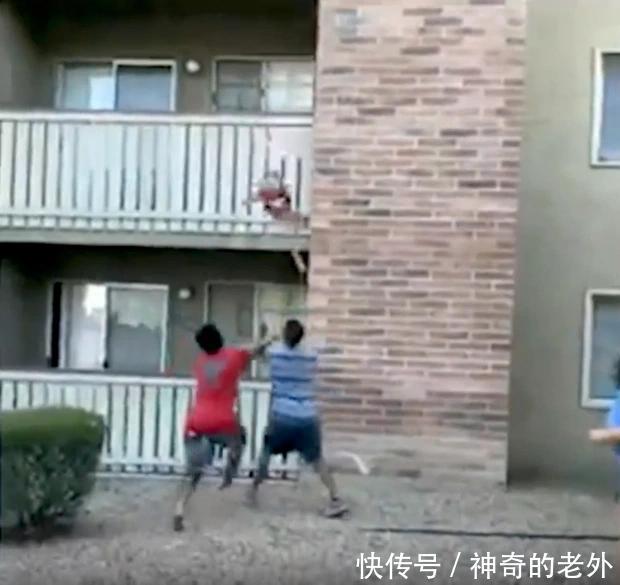 孩子|美国公寓起火 母亲情急之下阳台抛子 邻居勇敢接住