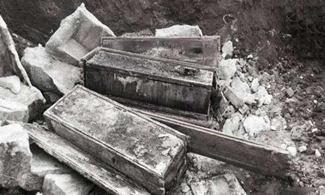 卖国贼|1958年,人们把这个“卖国贼”遗骨挖出,挂在拖拉机上游街示众