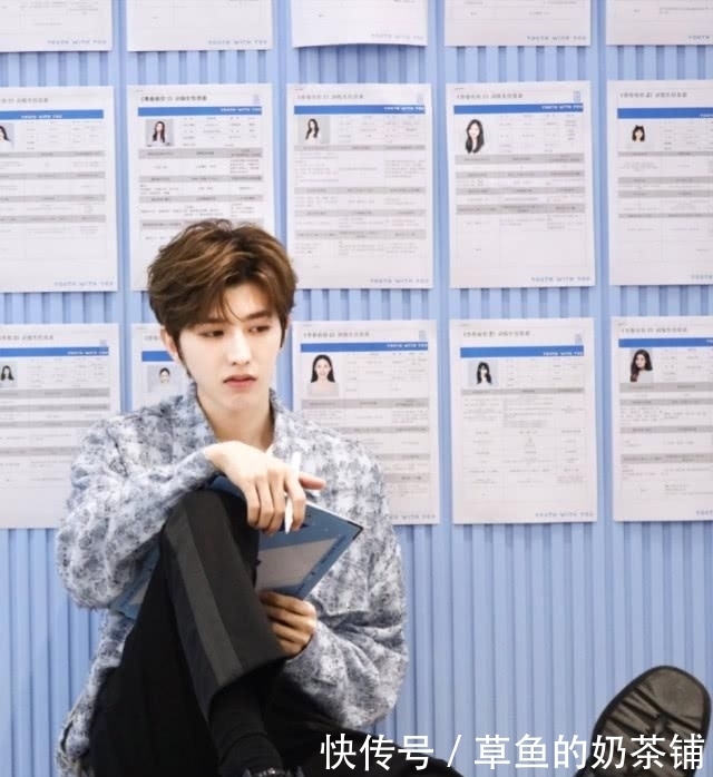  蔡徐坤|蔡徐坤和李汶翰，都是男团队长，同是格纹造型，风格却差那么多？