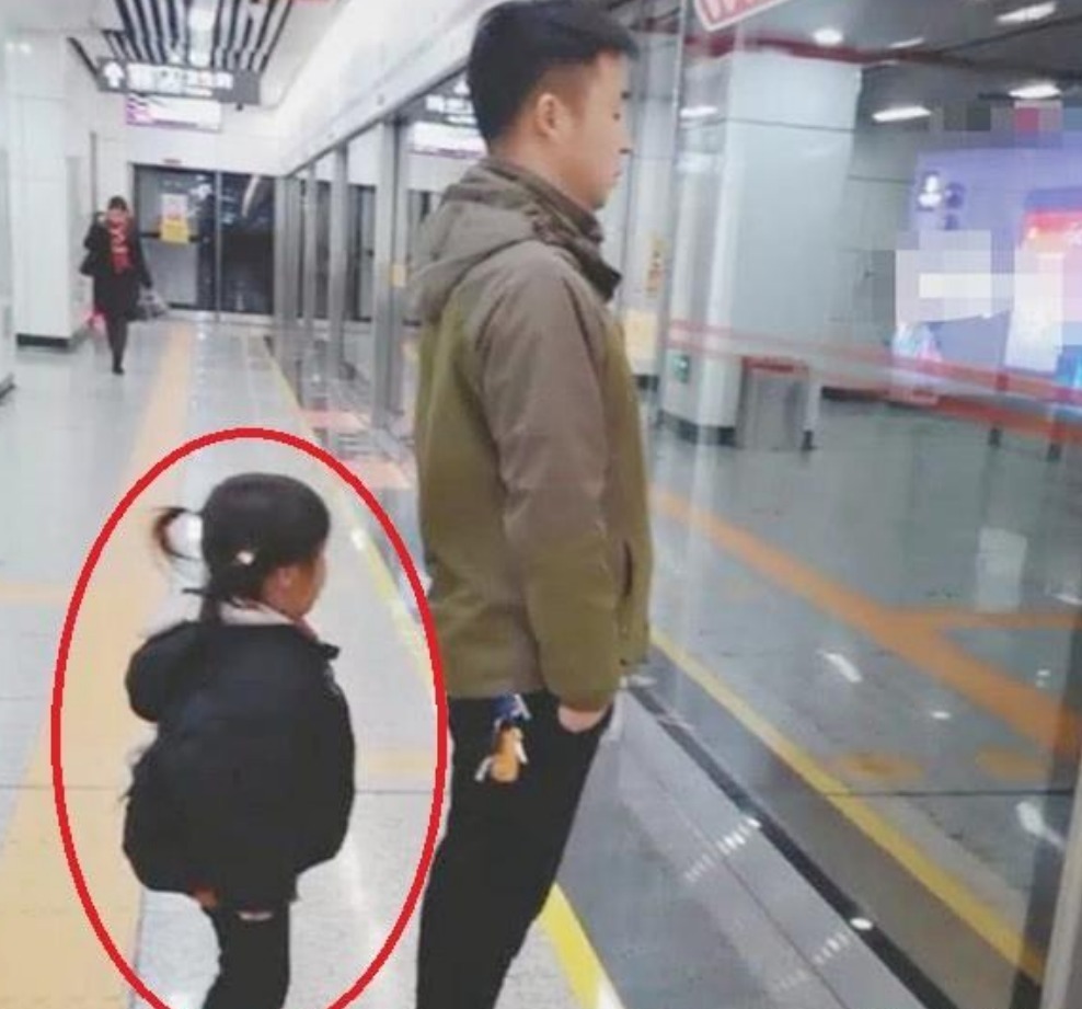 邻桌|熊孩子朝邻桌火锅“吐口水”,宝妈护短被怼,路人:干得漂亮