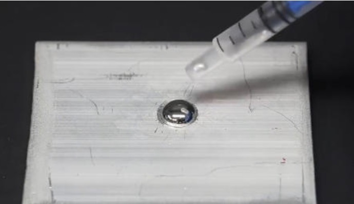 铝板|为什么一滴水银就能摧毁飞机？将水银滴在铝板上，画面太壮观了