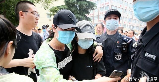  张子枫|张子枫高考考试后，第一个跑出考场的人，希望她能够取得好成绩