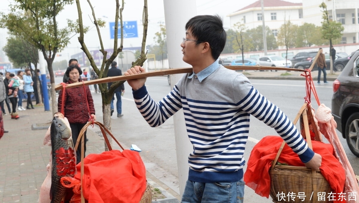 小芍|男子因彩礼当街暴打女友：婚姻的不幸，是从计较彩礼开始