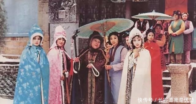 贾母|贾母给了薛宝琴一件斗篷,为什么不给林黛玉