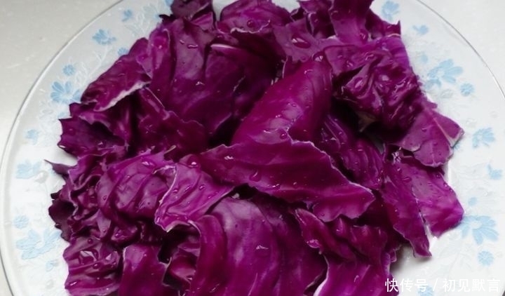 吃法|立夏后,教你紫甘蓝的新吃法,做成面食,暄软劲道,比花卷还好吃