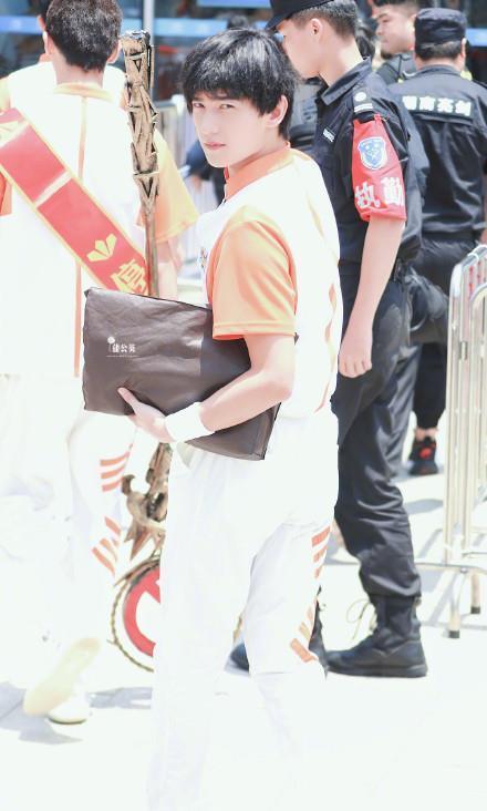 男神|姜贞羽资源不输硬糖少女!与杨洋、黄明昊一众顶流男神合作!