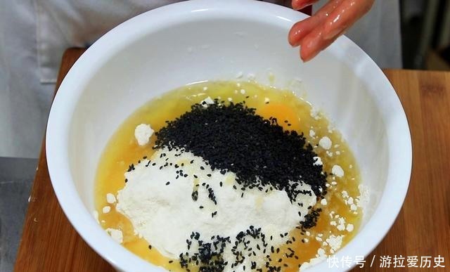 不用|桃酥再也不用买着吃了!筷子搅面、手一压,个个香酥可口直掉渣