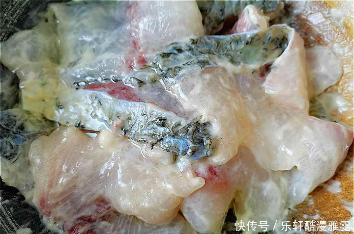 下锅|做酸菜鱼,鱼片下锅就碎大厨多加1步,鱼片久煮不碎,还更嫩