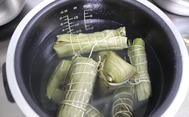 咸蛋|咸蛋黄粽子,吃一个就大呼过瘾,小吃变主食,粽子可以靠边站了