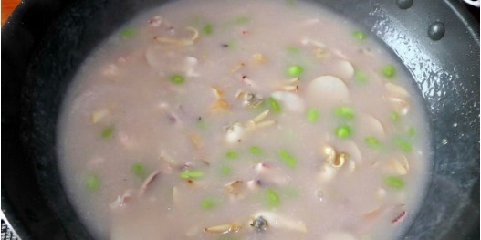 搅拌均匀|这是芋头汤的做法,与小海鲜巧妙搭配,太好喝了,鲜上加鲜