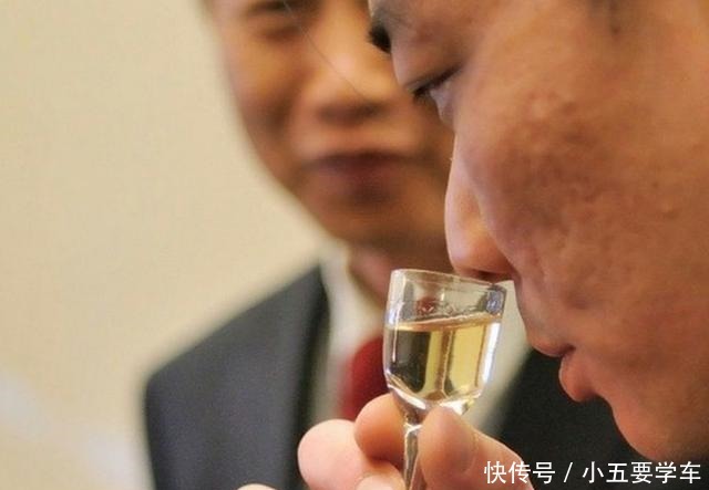 香气|将酒瓶子倒过来,白酒好坏一目了然,行家就用这招