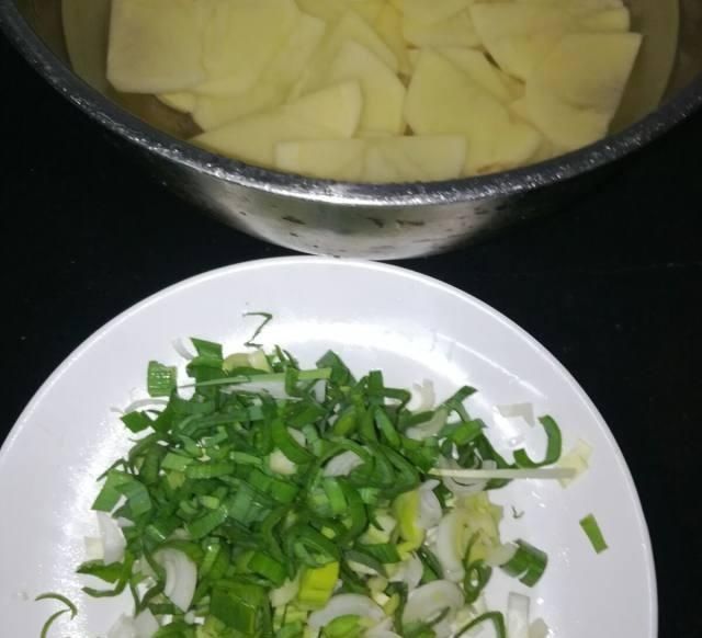 老干妈豆豉|豉香土豆片,辛辣的食物,一次两碗米饭